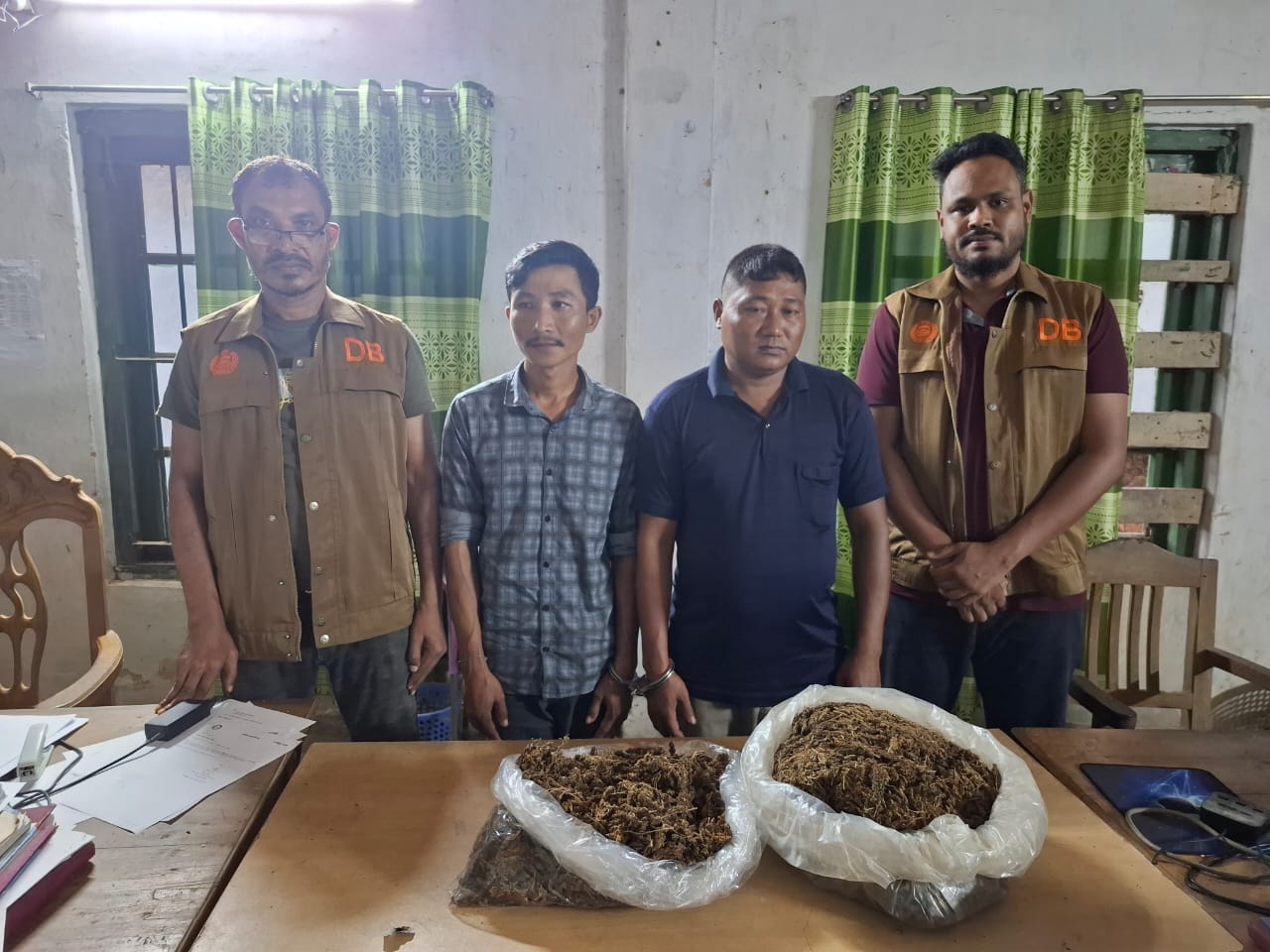 রাঙ্গামাটিতে দেড় কেজি গাঁজাসহ দুইজনকে আটক করেছে ডিবি পুলিশ